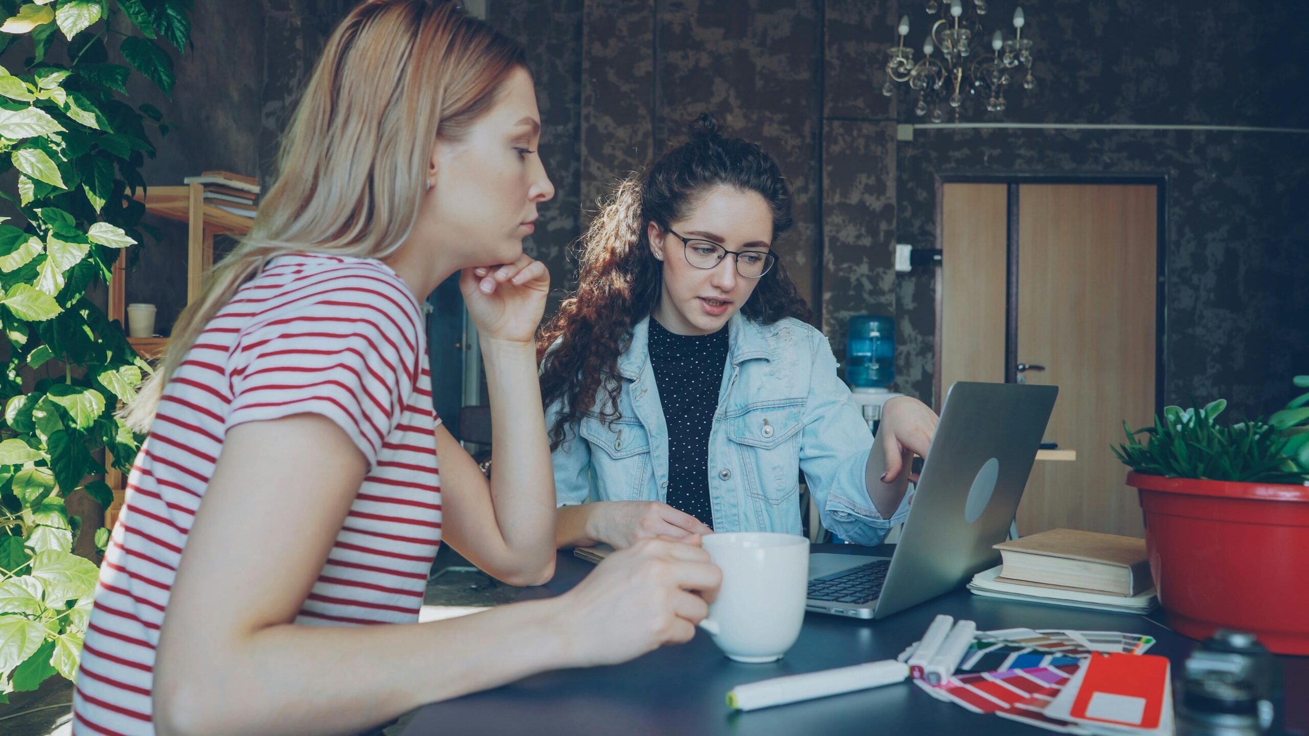 Hourly rate for a web designer: design consultant